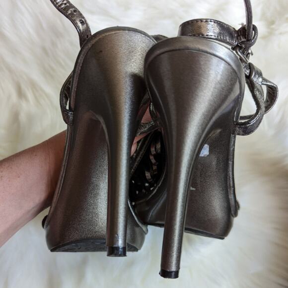 Carlos by Carlos Hamptons Santana Silver Pewter T Strap Stiletto Sandal Sz 7 - Picture 3 of 9